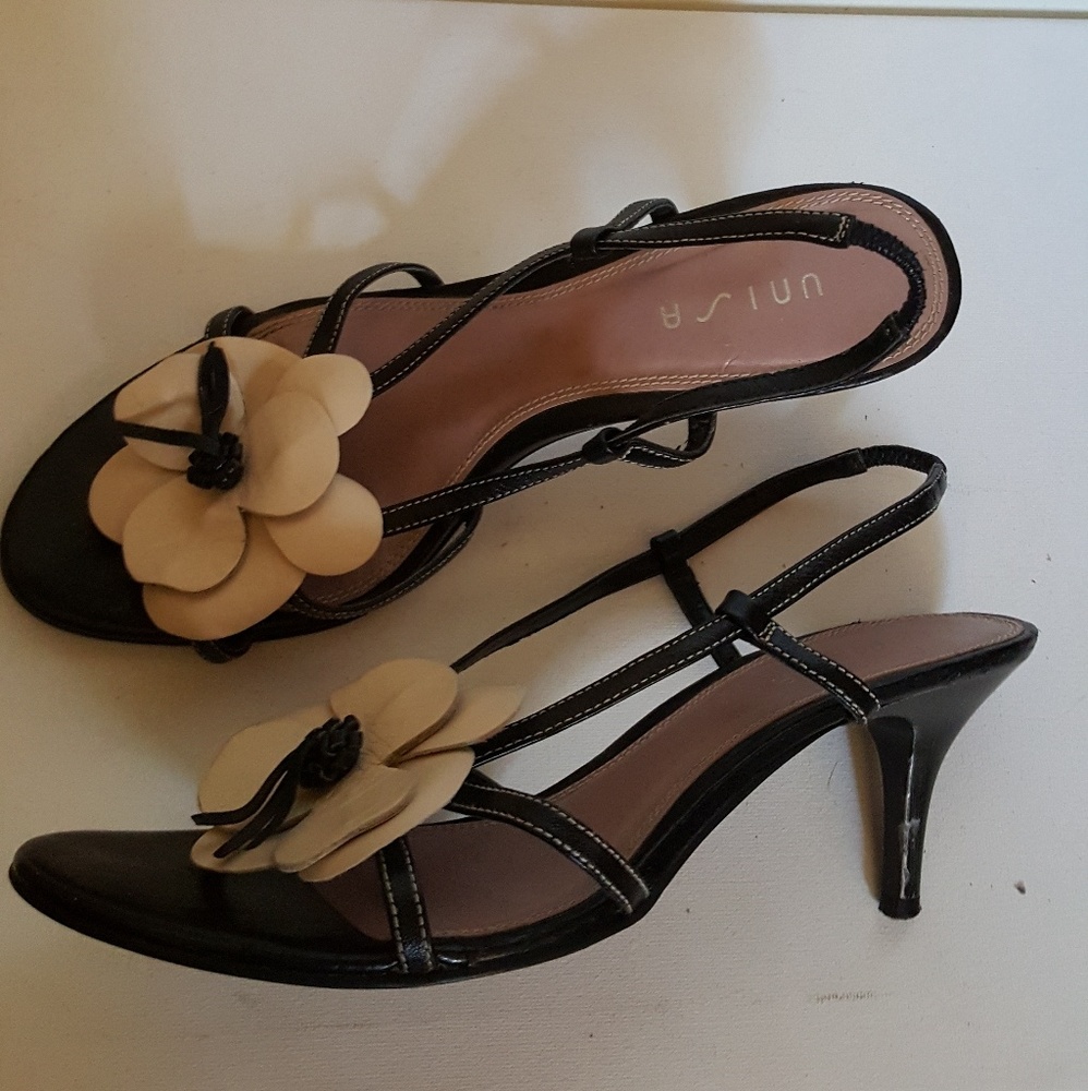 UNISA, Black Heels with Tan Flower, size 7